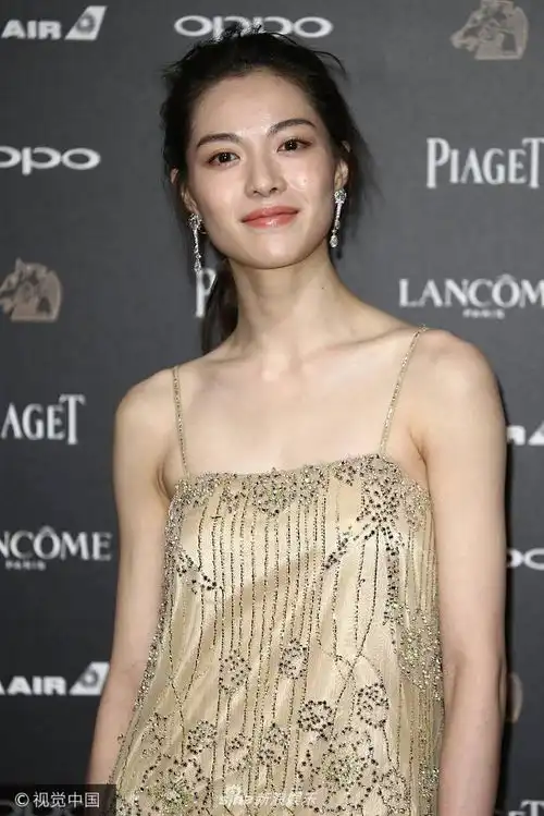 组图芳华女主钟楚曦亮相金马奖复古吊带长裙秀优雅曲线