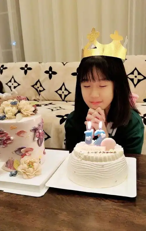 陆毅为12岁大女儿庆生,女儿乖巧听话尽显可爱,两姐妹似双胞胎
