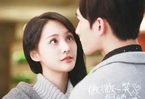 正妹蹲路边自拍开腿撑手机一看偶像剧女星
