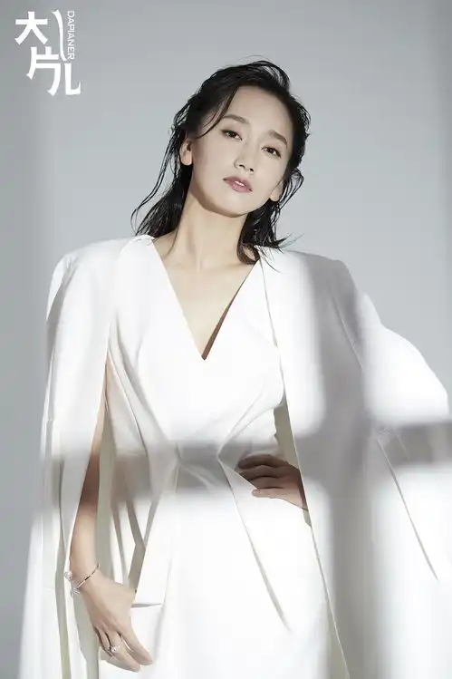 董晴时尚大片曝光光影交错中呈现高级美人骨
