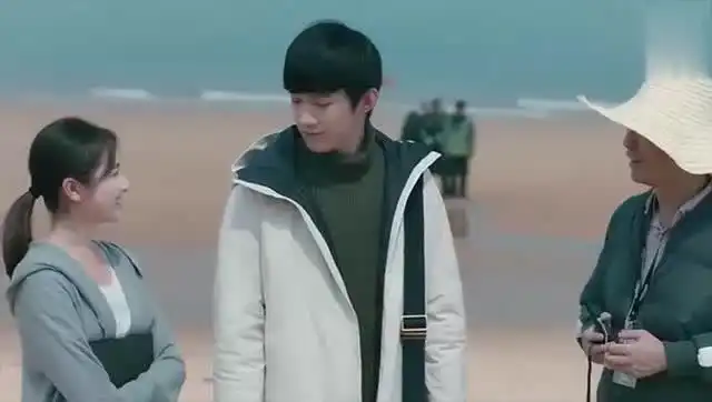 你好旧时光陈桉和周周在海边看剧组拍戏,结果被临时抓去做群演

