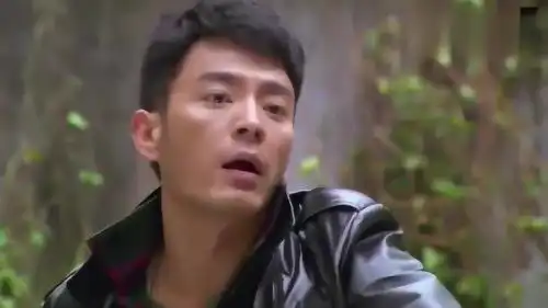 小伙整人有一套,把7个赌鬼锁在仓库,然后20块一包泡面卖给他们