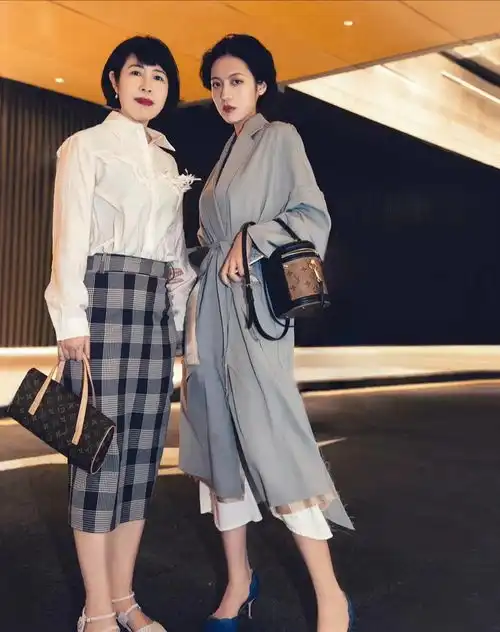 陪妈妈一起变美,几组神仙母女的减龄穿搭,舒适优雅又显年轻

