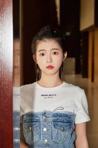最好的我们女主何蓝逗穿三条裙火了,这造型我模仿不来
