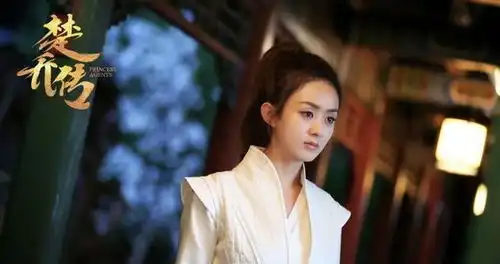 离婚也精彩,赵丽颖闪亮花裙舞台亮相,美感十足
