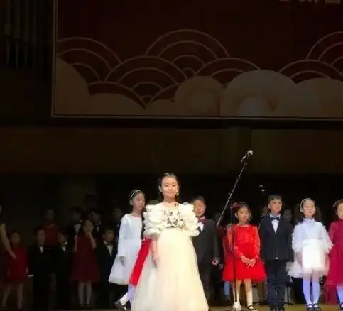 甜馨身穿白色长裙领唱化淡妆很有小女神范
