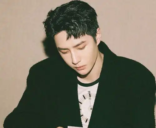 这街发声明辟谣,配图引王一博粉丝不满,张艺兴和陈伟霆躺枪
