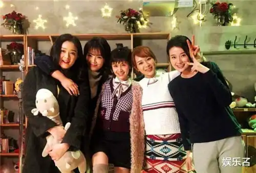 王子文恋情疑曝光与神秘男子双手紧握,场面十分甜蜜
