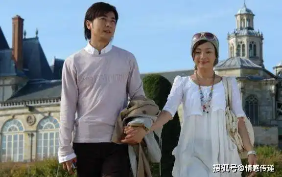 秦岚新剧照曝光,口抹红唇浓妆出镜,秦岚与粉丝互动细节看出人品
