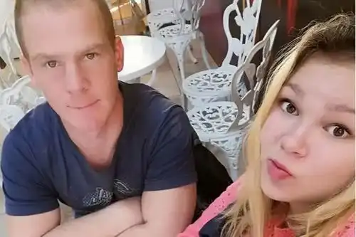 俄罗斯年轻母亲和男友外出饮酒留双胞胎婴儿在家男婴不幸身亡
