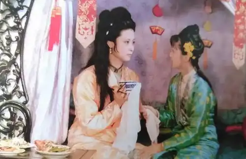 红楼梦通房丫头的卑微,看王熙凤说平儿,就知道身份有多尴尬
