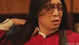 鸡毛飞上天张译蹲着看丝袜美女的腿,口水都快流出来了
