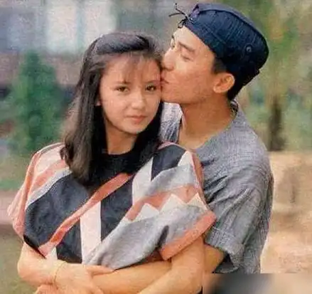 58岁韦小宝与三位老婆同框,堵嘴卖萌,仿佛定格了时光
