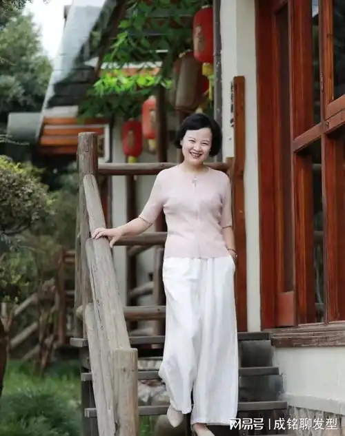 春季妈妈的郊游穿搭,舒适时尚又提气质,显年轻又有高级感

