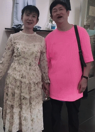 谢娜晒照为母亲庆生,谢妈妈状态年轻,母女容貌相似像姐妹
