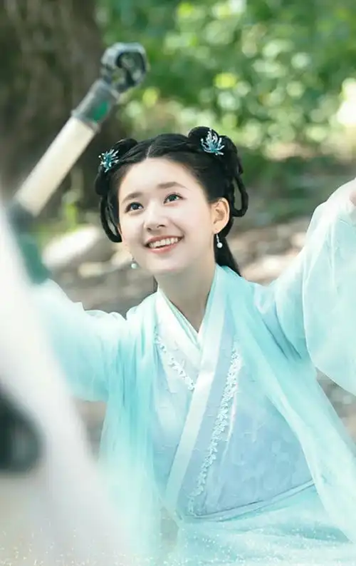 这位女星的小圆脸才是美,比当年赵丽颖的花千骨都要灵动可爱

