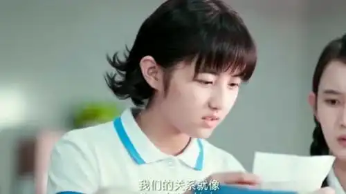 女孩收到校草的英文纸条,以为是情书,英语老师翻译后尴尬了
