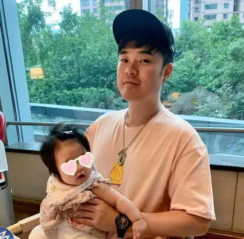 陈赫首次曝光小女儿正脸,七夕不秀恩只晒女儿,张子萱地位下降
