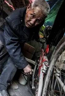 西安104岁老人蜗居街头修单车称儿孙在美国8989571
