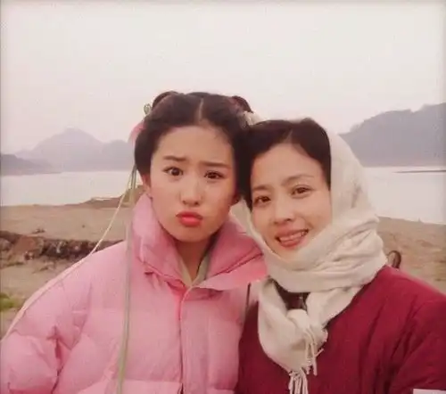 90后顶流杨紫为妈妈庆生,罕见晒童年照,杨妈年轻时颜值可不低
