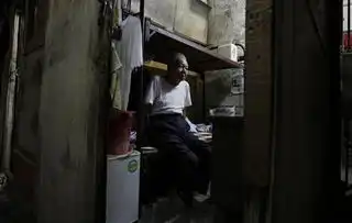 香港棺材间的蜗居者4平米租屋月租金1200元人民币
