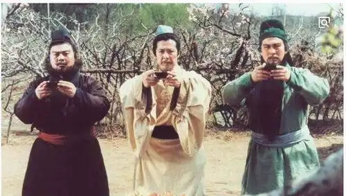 他在三国演义中事业家庭都是难得成功的甩曹操孙权几条街
