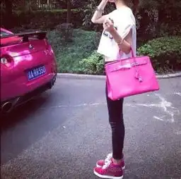 哪位大神能帮找到跟这女的同款的鞋子
