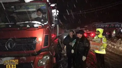 瑟瑟发抖国庆旅游,半条命没了千人遭遇暴雪被困,没信号没厕所,差点被埋永春人这几天不要再去这些地方了女士