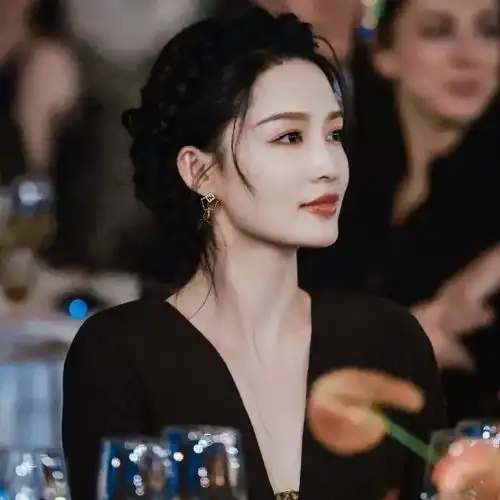 上海这一夜,骨瘦如柴的娜扎和金晨,都败给了全裹出镜的宋佳
