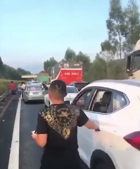 广东一男子高速上堵车,直接后备箱盛饭开吃,网友堵出经验了