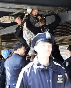 纽约华裔男子蜗居桥下被安置到社区中心