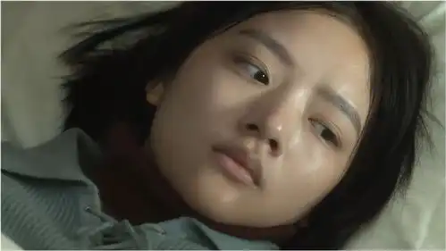 悲伤逆流成河郭敬明青春电影,女孩躺在医院,有心上人守护
