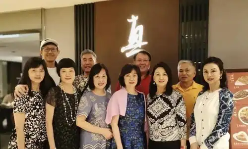 嫁入豪门生下5个孩子后,被王祖贤摧毁婚姻,她却活成了一个传奇
