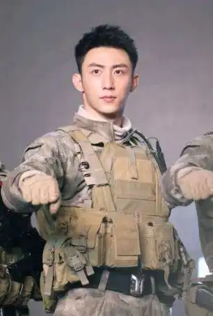 黄景瑜,以为他是一个靠眼线和厚重的刘海蹿红的人,其实并不是
