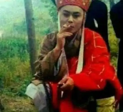 明星片场休息趣事多,胡歌兰花指自拍不算啥,图四最搞笑
