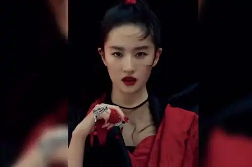 刘亦菲旗袍造型韵味十足,献唱花木兰主题曲,戏里戏外魅力不同
