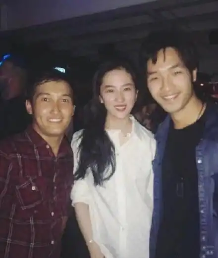 刘亦菲花木兰杀青宴玩嗨,狂亲女孩放飞自我,素颜出镜美炸了
