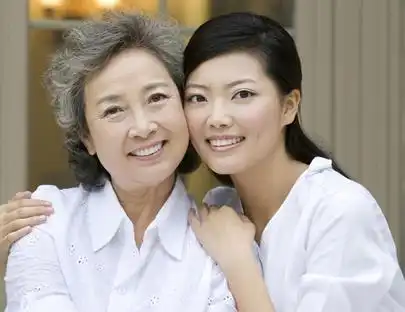 单亲妈妈抚养儿子32年,儿媳妇要将婆婆远嫁他乡,是孝顺还是造孽

