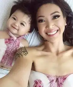 美国一年轻妈妈每天晒与女儿相同表情的照片,画面温馨幸福
