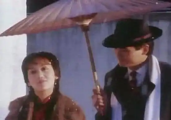 同样给女主打伞,黄晓明和周润发差距大,网友明星和演员的区别