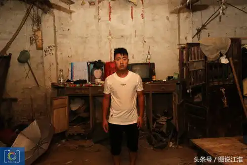 祖孙三蜗居小屋生活,孙子2个月时没了妈妈,儿媳妇嫌他们家里穷
