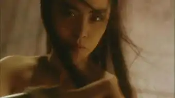 王祖贤多年前剧照流出,可在她旁边经过的记者如今已成巨星
