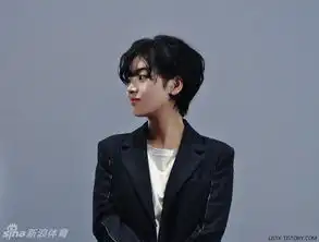 韩国女星李珠英写真与马亲密互动尽显帅气
