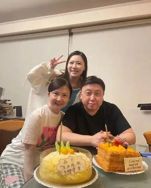 香港名导69岁生日太太罕见现身,太太保养得宜完全不输晶女郎
