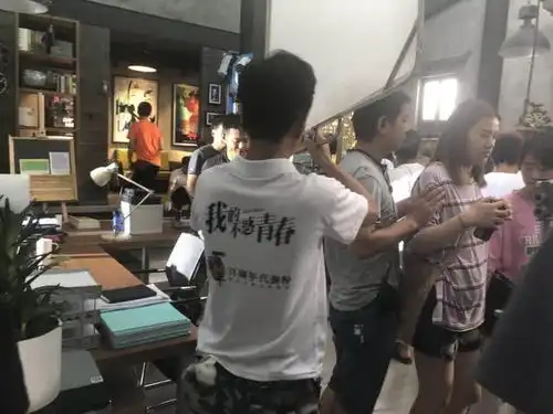 娱乐圈最看好姐弟恋夫妻,头婚惨遭家暴,如今被当成公主来宠
