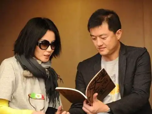 李亚鹏,许晴被爆在一起,网友怎么一旁还有窦靖童
