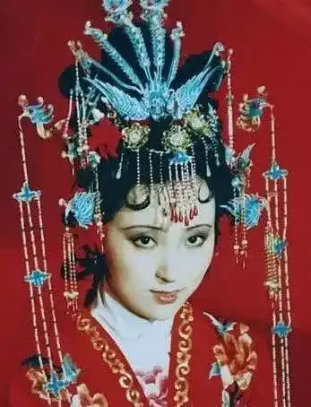 87版红楼梦婚嫁场面,探春远嫁场面大,林黛玉凤冠霞帔最美
