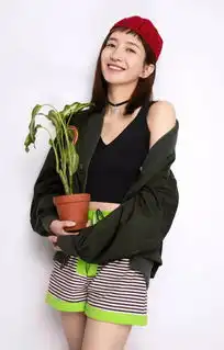 这件让周冬雨刘雯时髦又显脸小的神器,你不get
