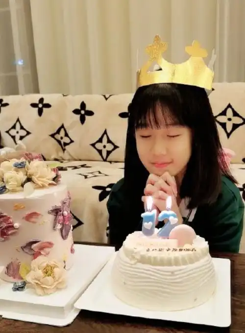 陆毅女儿贝儿12岁生日,变得漂亮又文静,妹妹搞怪抢镜
