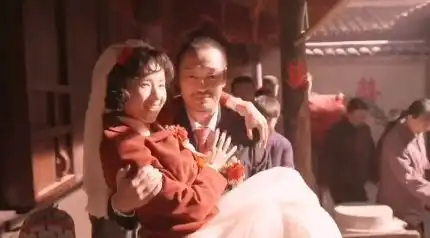 41岁董洁新剧婚纱造型曝光被男演员搂抱一脸娇羞,网友评论太难听

